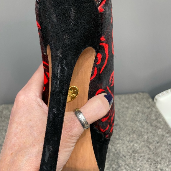 BETSEY JOHNSON Black/Red Roses Pony Hair Peep Toe Stiletto Platforms Whimsy 6.5 - Picture 16 of 17
